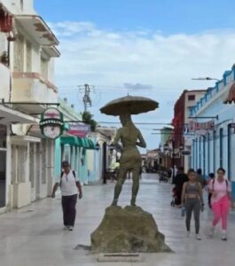 Colapsa escultura “La mujer con sombrilla” en el boulevard de Holguín