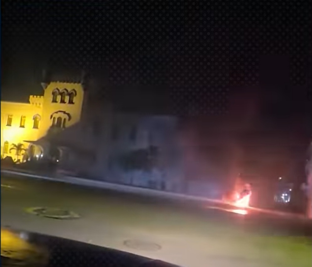 Maldita electricidad: transformador explota frente a la policía de Zanja en pleno apagón nacional