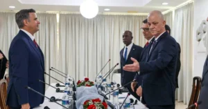 La CIA revela las fotos de su reunión secreta en La Habana mientras el régimen niega la presencia de bases extranjeras