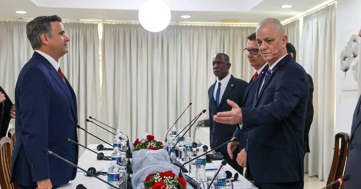 La CIA revela las fotos de su reunión secreta en La Habana mientras el régimen niega la presencia de bases extranjeras