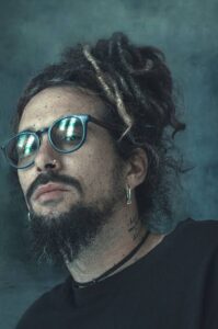 "El cadáver putrefacto": Kamankola incendia el Kaseya Center con su canto por una Cuba libre