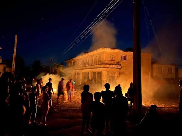 «La Habana arde de noche: cacerolazos y consignas contra la dictadura en el reparto Bahía»