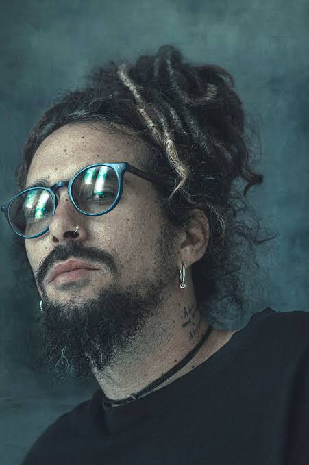 "El cadáver putrefacto": Kamankola incendia el Kaseya Center con su canto por una Cuba libre
