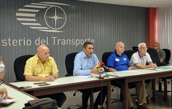 Cuba anuncia reducción de frecuencias y ajustes en el transporte por grave crisis de combustible.